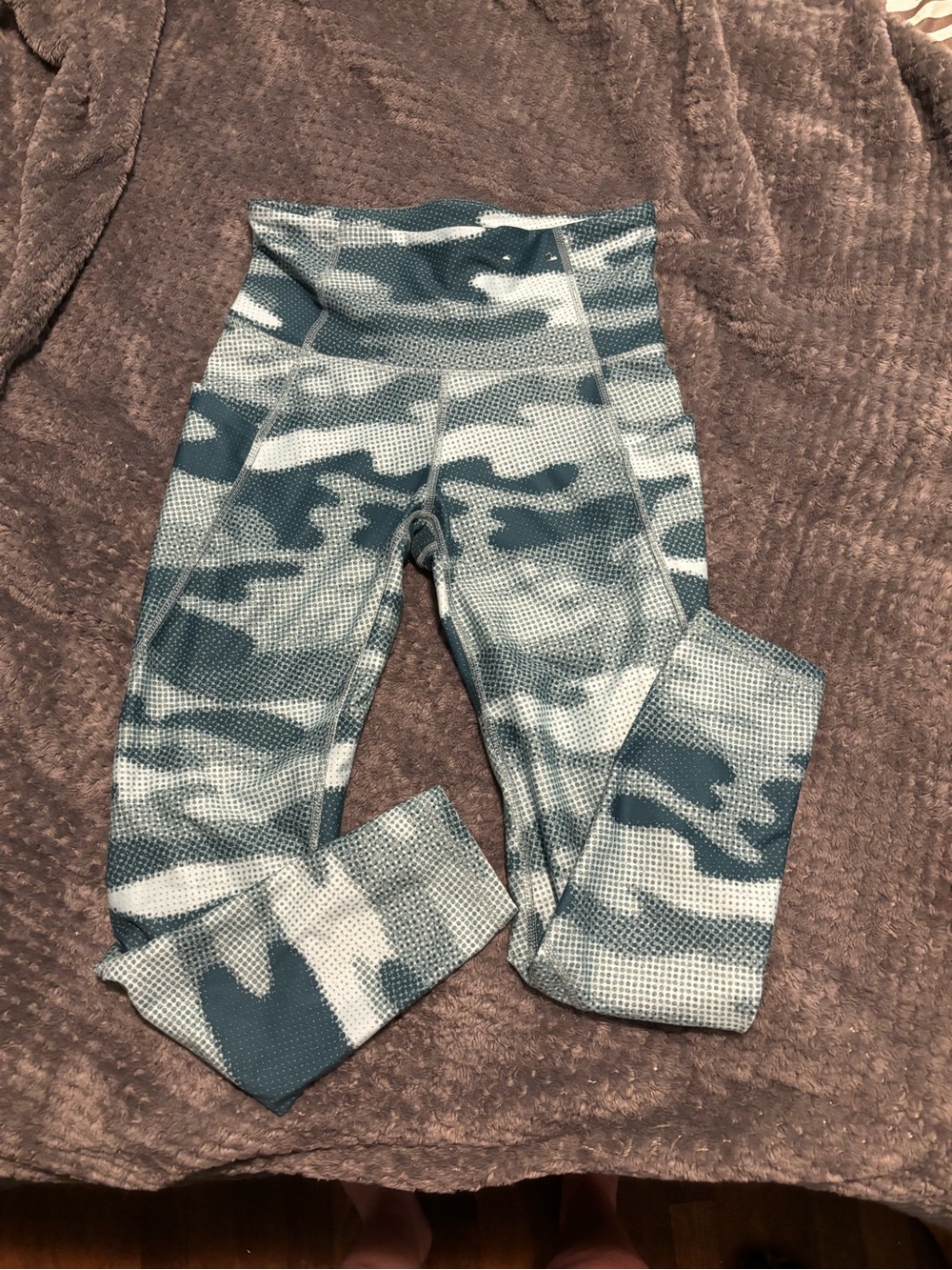 Womens size S High-Waist Kids Active Leggings in Teal Camo